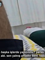 Domalırken Gözetleyen Temizlikçiye Sikini Okşayıp Sırnaştı