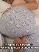 Otelde Parmaklayarak Gevşeten Üvey Kardeşine Amcığı Sulanıyor