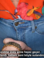 Teselli Verirken Okşadığı Üvey Annesinden Sikmeye Çalışıp Faydalandı