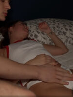 Dozunu Kaçırırcasına İçip Sarhoş Olan Üvey Kız Kardeşini Ağzını Kapatarak Sikti