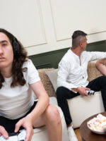 Oyun Bağımlısı Sevgilisi Oyuna Dalınca Onun Yetişkin Babasını Ayartan Kaşar